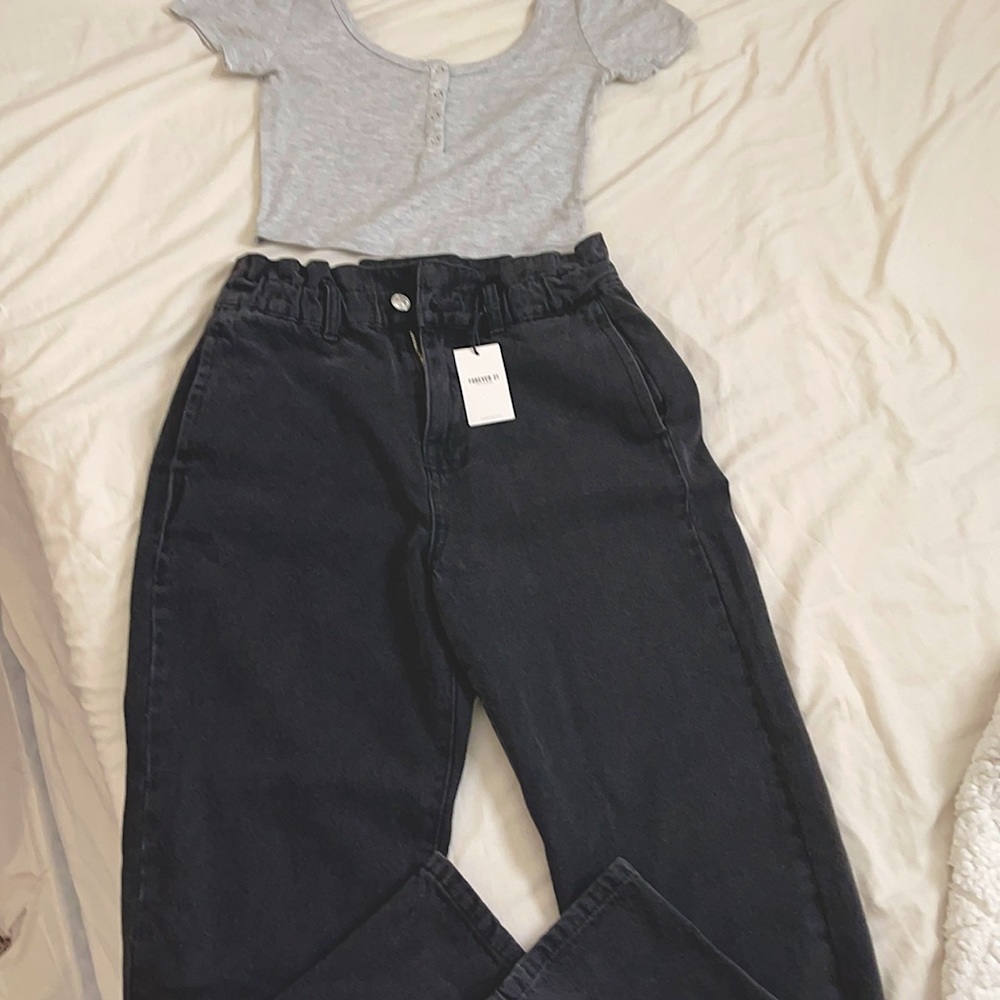 Mom jeans and crop top outfit
